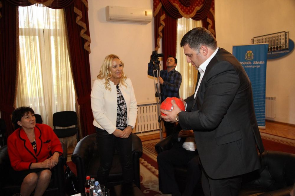 ქუთაისის მერი ხელბურთის საერთაშორისო ფედერაციის წარმომადგენლებს შეხვდა