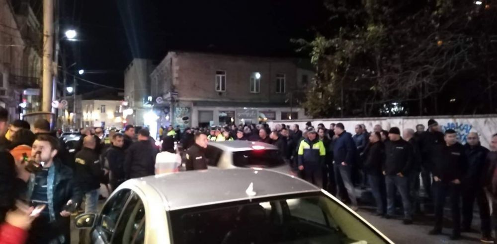 ქუთაისში “ქართული ოცნების” აქტივისტებმა ოპოზიციის ოფისებს კვერცხები და ცოცხები დაუშინეს[VIDEO]
