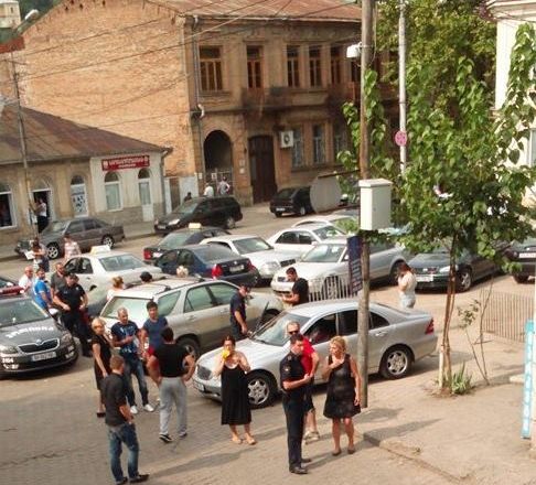 დაპირისპირება პოლიციის შენობის წინ