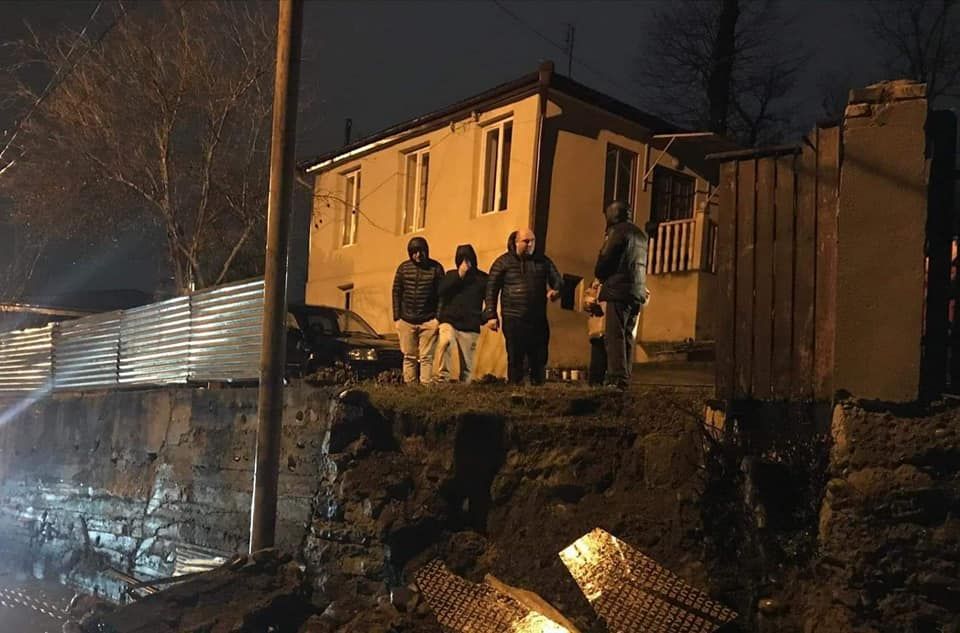 ქუთაისში დავით და კონსტანტინეს ქუჩაზე მიწის მასა ჩამოიშალა