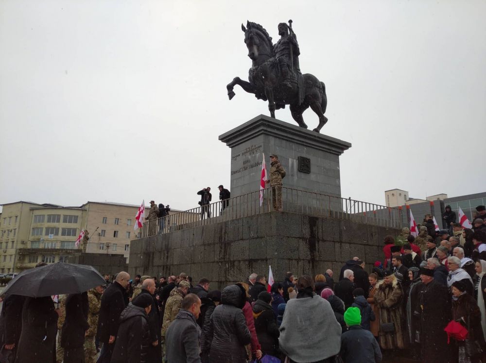 ქუთაისში დავით აღმაშენებლის ძეგლი გვირგვინებით შეამკეს