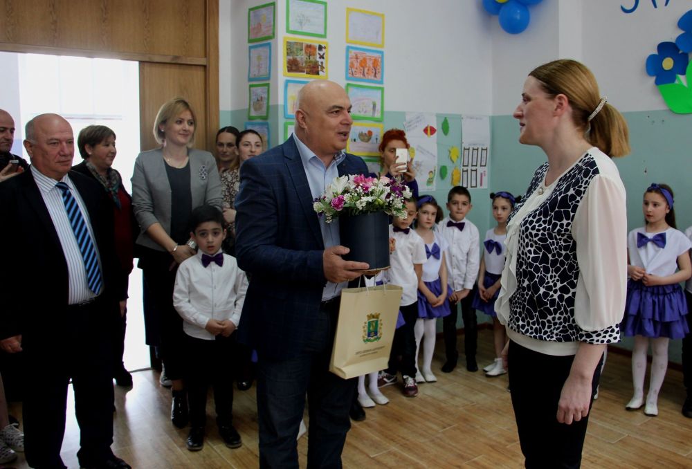 ქუთაისში “დედაენის დღე” დაწყებითი განათლების პედაგოგებს მიულოცეს