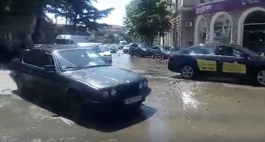 ქუთაისში, დუმბაძის ქუჩაზე წყალგაყვანილობის ახლადრეაბილიტირებული ქსელი დაზიანდა  [VIDEO]