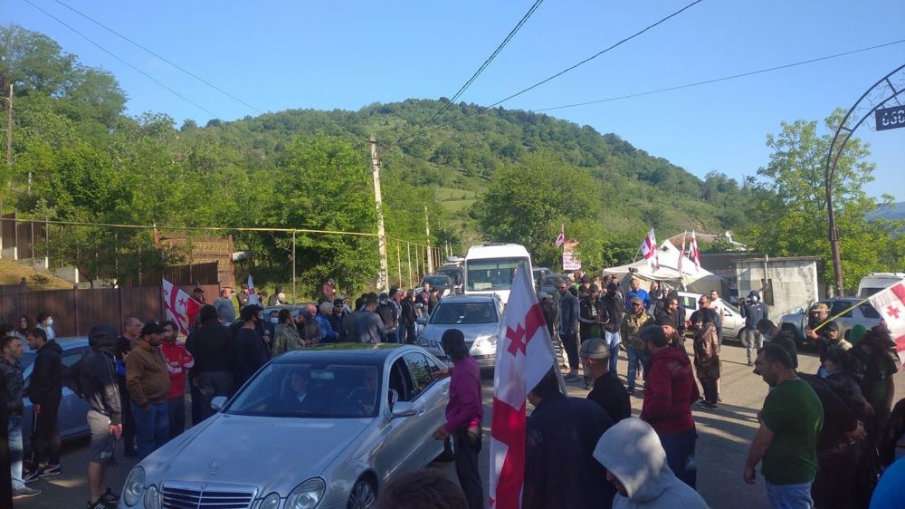ნამოხვანჰესის მოწინააღმდეგებმა გუმათში კომპანია “ენკას” ბაზასთან გზა გადაკეტეს