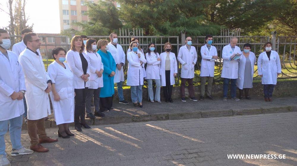 ექსპრეზიდენტის სიცოცხლეს საფრთხე ემუქრება, ახლა მედიკოსების დუმილი დანაშაულია – ექიმების აქცია ქუთაისში