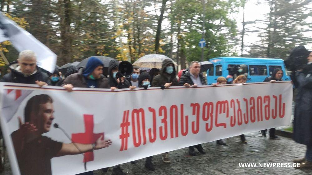 თავისუფლება მიშას – ქუთაისის მერიასთან ოპოზიცია აქციას მართავს
