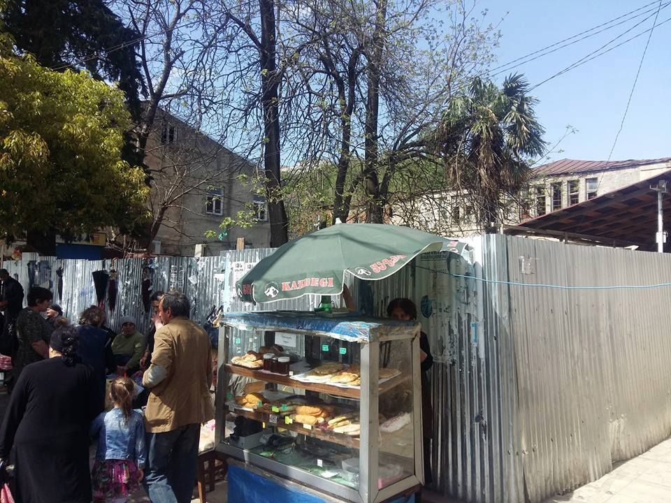 კვების ობიექტები თვითნებურად მოწყობილ ნაგავსაყრელთან (PHOTO)