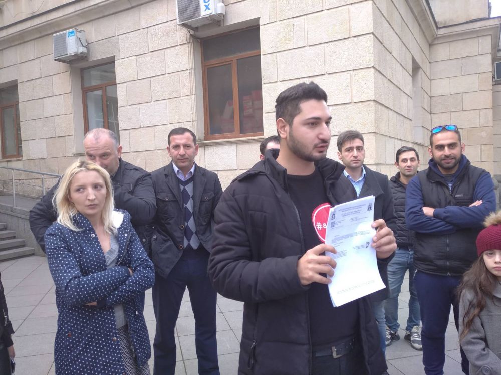 “ქალაქში ბუჩქებზე ფოტოების დაკიდების გამო 1000 ლარით დაგჯარიმეს”