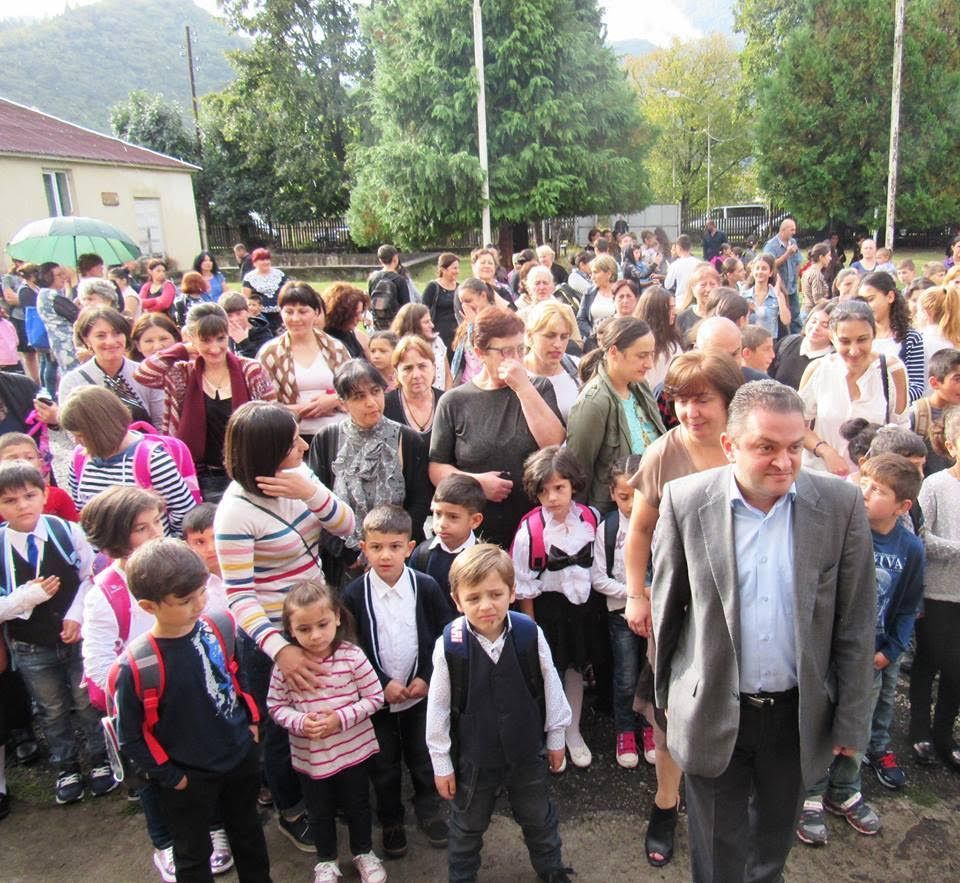 გედევან ფოფხაძემ მოსწავლეებსა და პედაგოგებს ახალი სასწავლო წლის დაწყება მიულოცა (R)