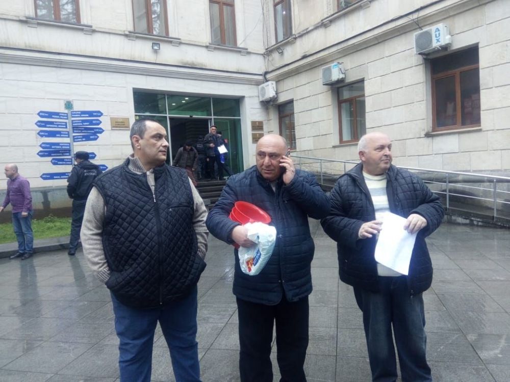 გოგი წულაიამ ქუთაისის მერიასთან ღამის ქოთნები და პამპერსები მიიტანა [VIDEO]