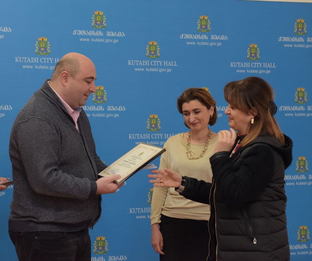 ქუთაისის მერიაში სოციალური მუშაკები ფულადი საჩუქრით დააჯილდოვეს