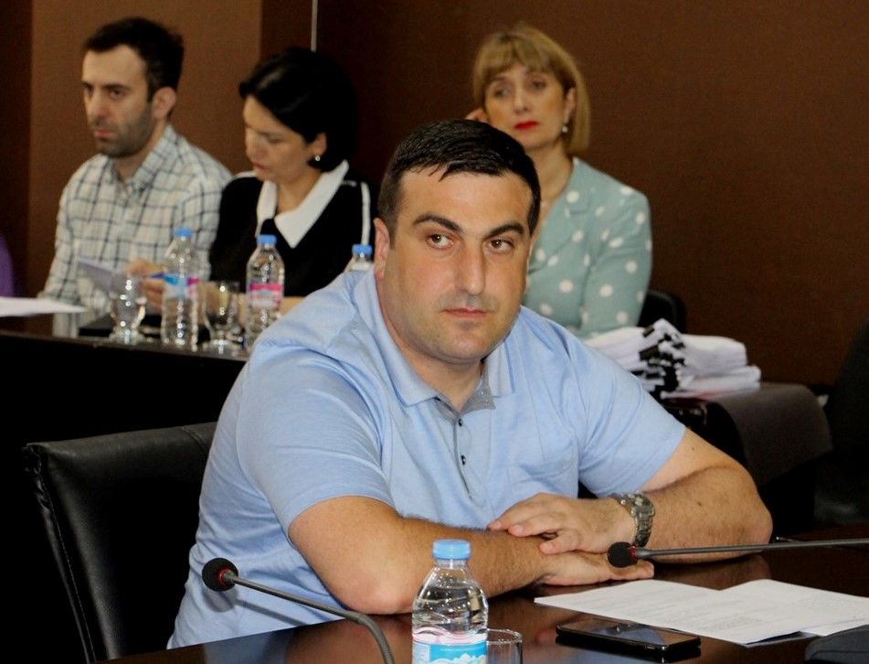 “ოპოზიციის აქციაზეც დგანან ყოფილი საჯარო მოხელეები, თუ ეს არაა პრობლემა, აქ რა დაინახეს?”