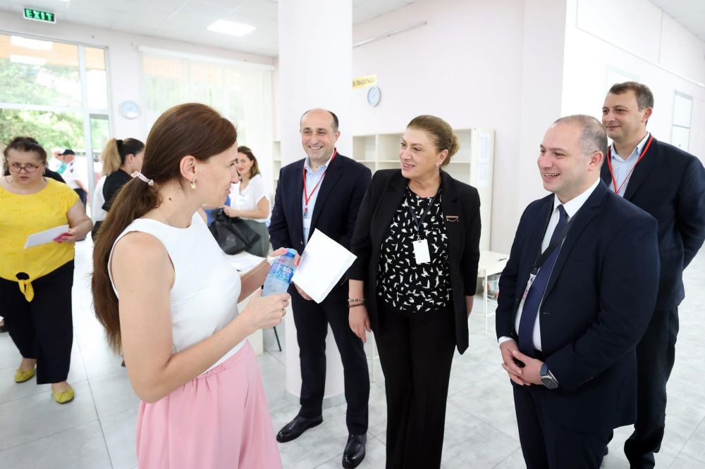 გივი მიქანაძე საგამოცდო პროცესს ქუთაისის ერთ-ერთ საგამოცდო ცენტრში გაეცნო