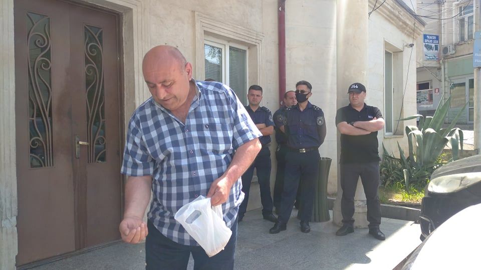 გოგი წულაიამ პოლიციის შენობას “ცერცვი შეაყარა”