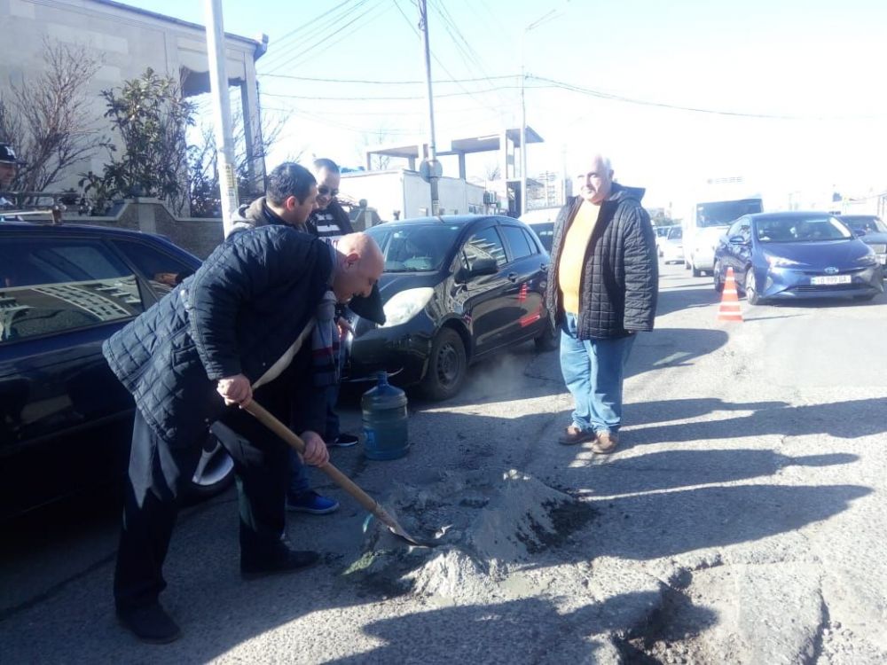 გოგი წულაიამ ქუთაისში, აღმაშენებლის გამზირზე სილა და ცემენტი მიიტანა და ორმოები ამოავსო [VIDEO]