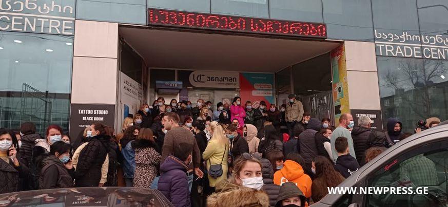 სავაჭრო ცენტრ “გრანდ მოლის” თანამშრომლებმა აქცია გამართეს