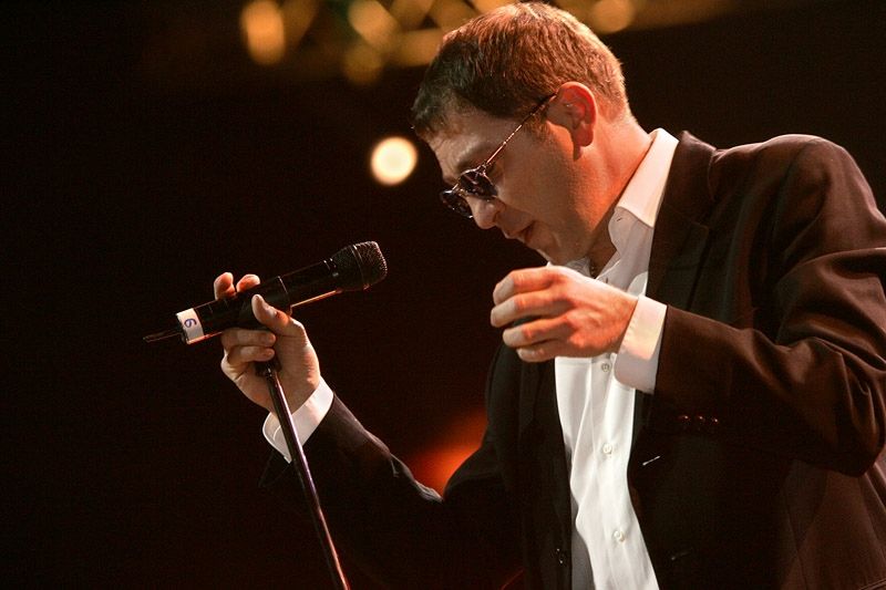 კინო “საქართველოს” გახსნაზე გრეგორი ლეპსი და თამრიკო გვერდწითელი იმღერებენ