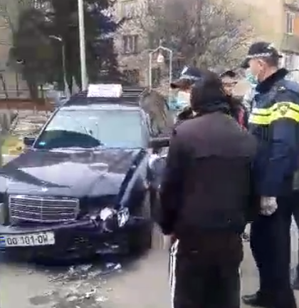 ავტომობილი, რომელიც ოპოზიციის კარავში შევარდნას ცდილობდა, დღეს სხვა ავტომობილს დაეჯახა