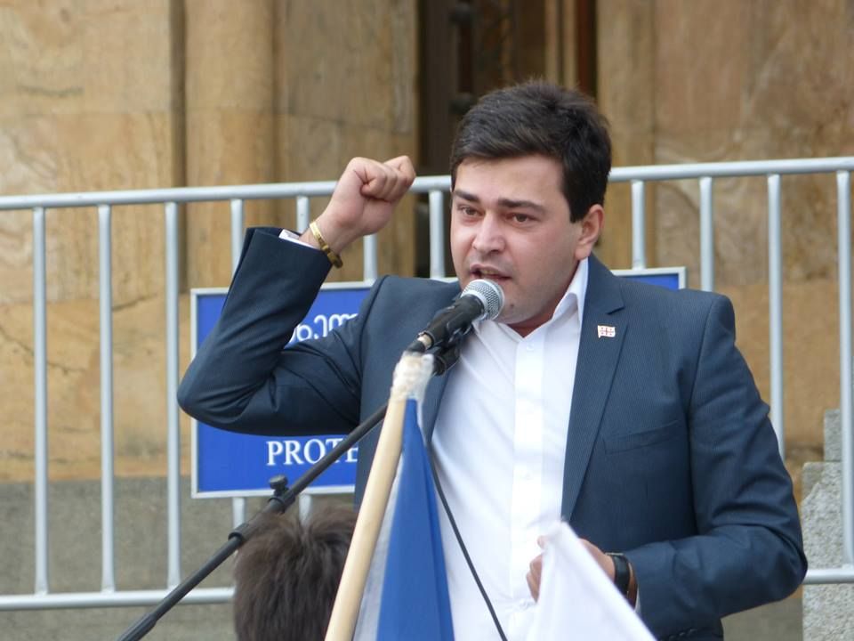 აქვს თუ არა პოლიციას ღია სივრცეში პირბადის უქონლობის გამო მოქალაქის დაჯარიმების უფლება?