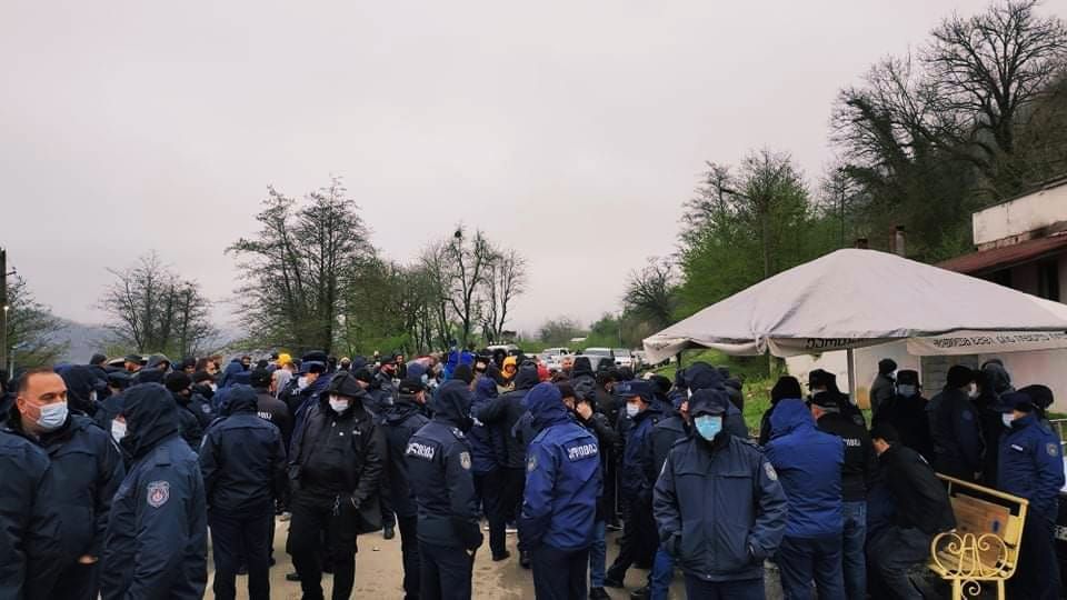 პოლიცია ნამოხვანში ჰესის მოწინააღმდეგეთა კარვებს შლის