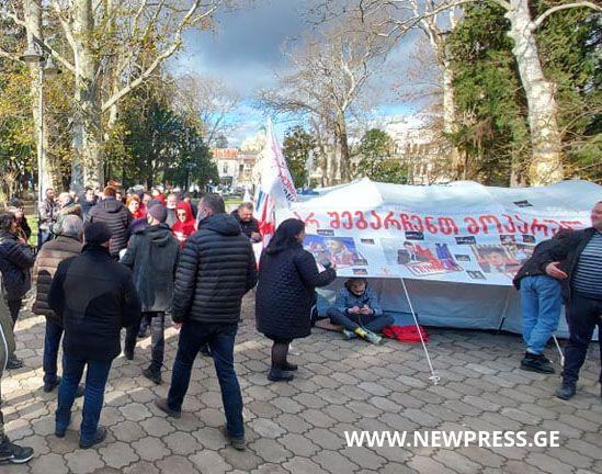 ქუთაისში ოპოზიციის კარავზე ავტომანქანის შეჯახება სცადეს