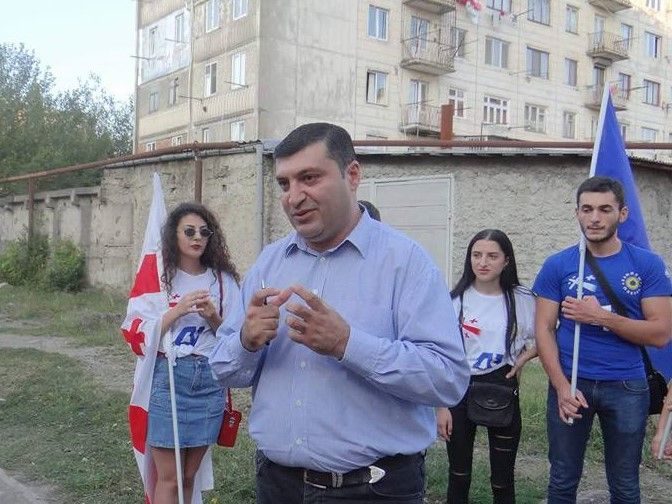 “სასწრაფოდ სიები” – “ქართული ოცნების” მაჟორიტარობის კანდიდატს ამომრჩევლის მოსყიდვაში ადანაშაულებენ [VIDEO]