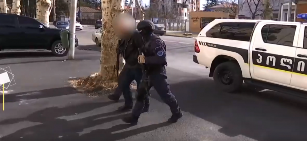 ქუთაისში რესტორნის თანამფლობელი „კანონიერი ქურდისთვის“ მიმართვის ბრალდებით დააკავეს [VIDEO]