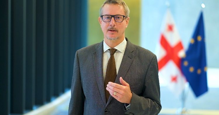 “ევროკავშირი მკაცრად გმობს ძალადობას და მტკიცედ და ურყევად უჭერს მხარს მედიისა და შეკრების თავისუფლებას”