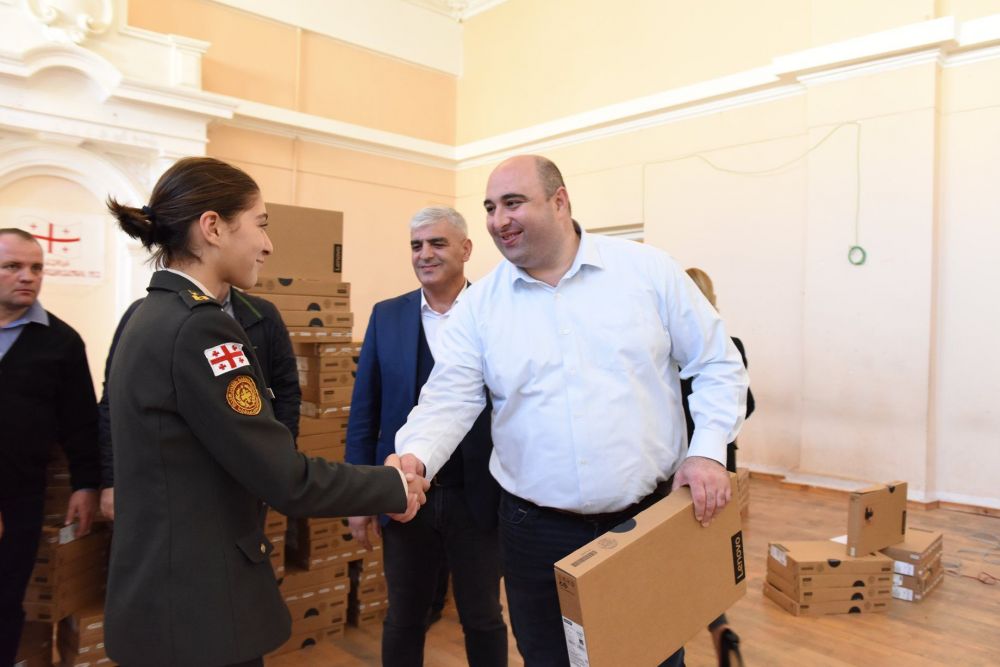ქუთაისში 172  წარჩინებულ მოსწავლეს საჩუქრად ლეპტოპები გადასცეს