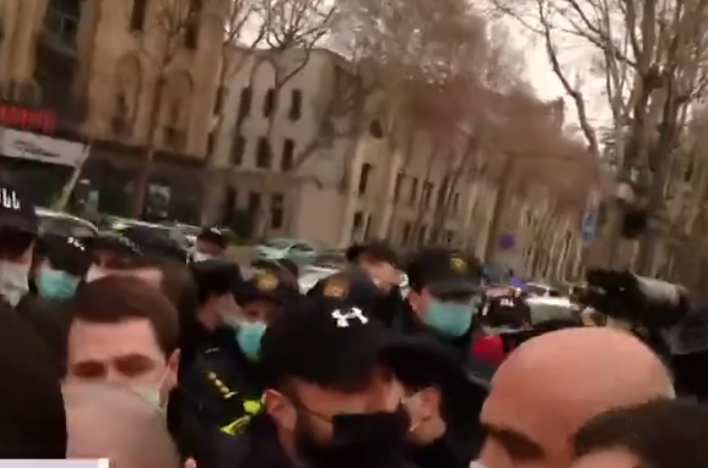 პარლამენტთან  სამოქალაქო აქტივისტები დააკავეს
