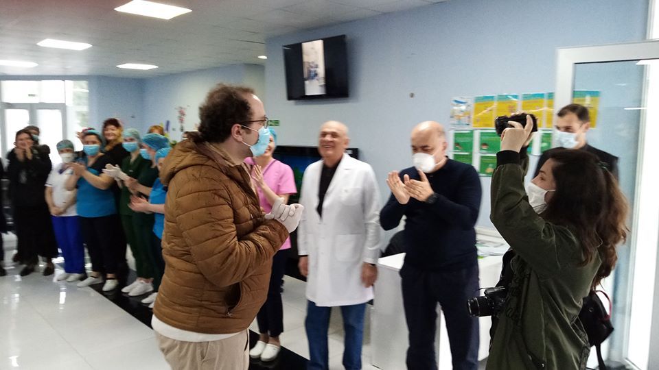 ქუთაისის ინფექციური საავადმყოფო კორონავირუსისგან გამოჯანმრთელებულმა პირველმა პაციენტმა დატოვა