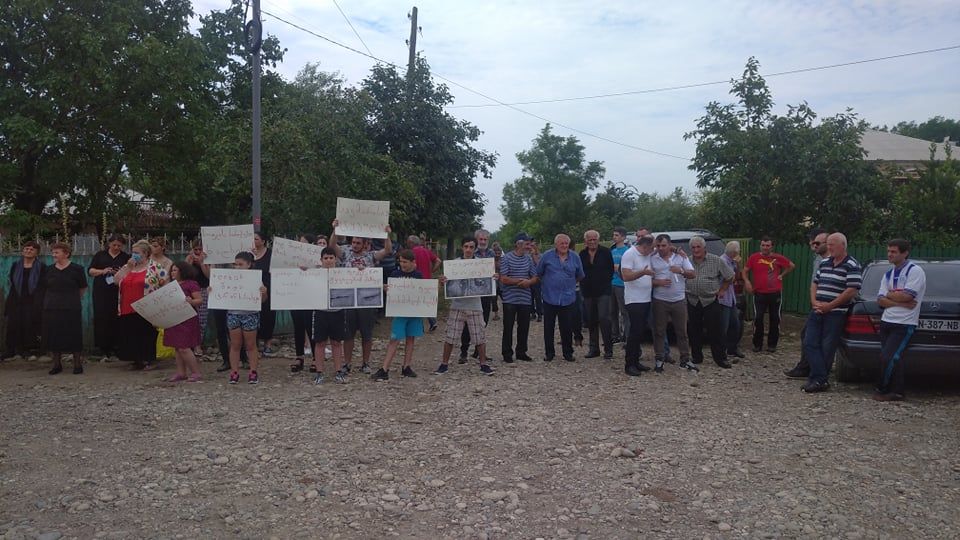 “არ გვაქვს გზა, სკოლა, წყალი, დაზიანებულია ხიდები და არ არის საძოვრები” – მაღლაკის მოსახლეობამ აქცია გამართა