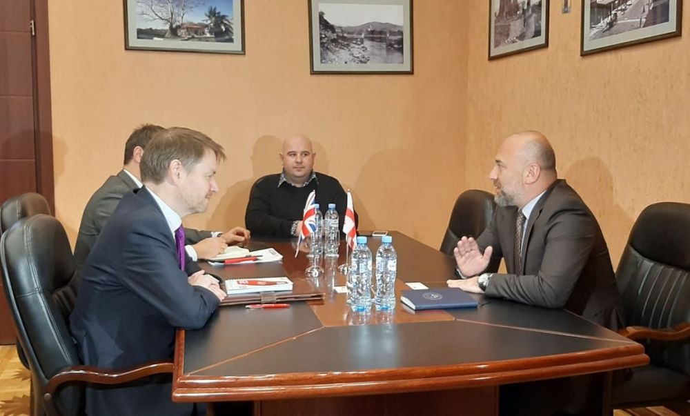 გაერთიანებული სამეფოს ელჩი ჯასტინ მაკენზი სმიტი იმერეთის გუბერნატორს შეხვდა