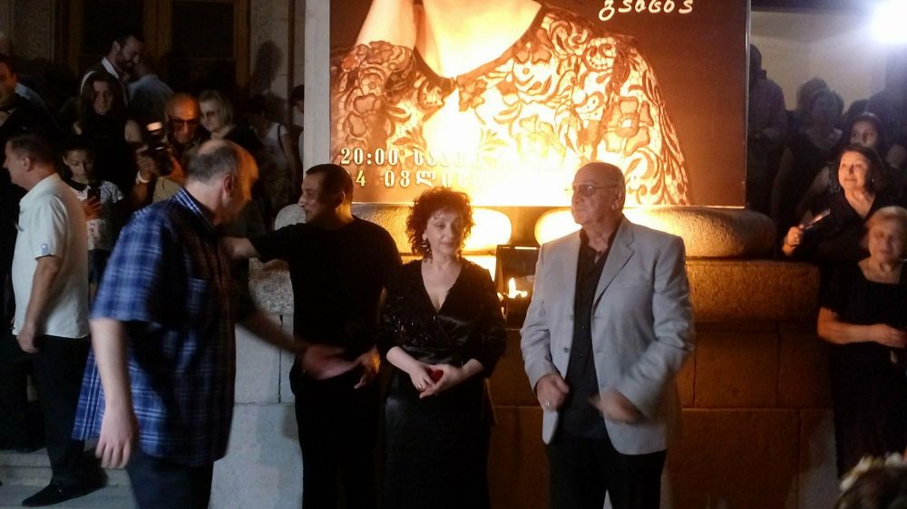 მესხიშვილის თეატრის წინ მარიკა სამანიშვილის ვარსკვლავი გაიხსნა [VIDEO]