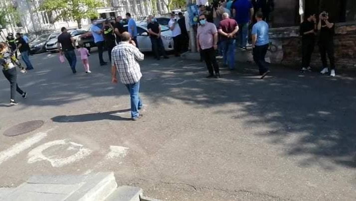 სიგელი  “ერის გადაგვარებისა და გაღატაკებისთვის” –  მარშის წევრებმა “ლელოს” ქუთაისის ოფისთან მსვლელობა მოაწყვეს