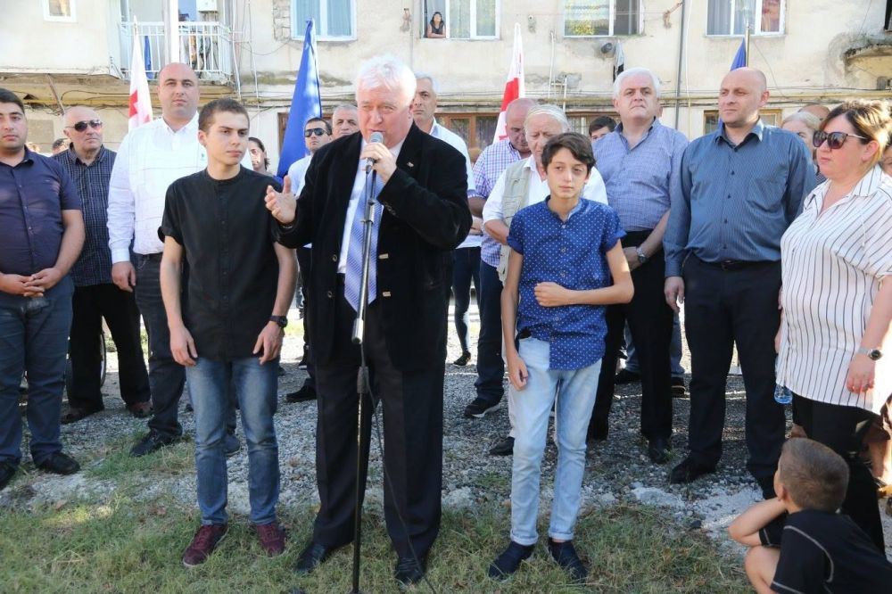 ავტოქარხნის მოსახლეობას მაჟორიტარი დეპუტატობის კანდიდატი მერაბ კვიცარიძე წარუდგინეს  [R]