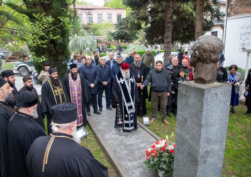 ქუთაისში ხელისუფლების წარმომადგენლებმა მერაბ კოსტავას ძეგლი გვირგვინებით შეამკეს