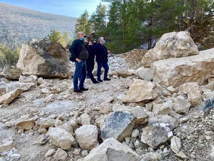 ამბროლაურის სოფელ ზედა ღვარდიასთან გზაზე კლდოვანი მალა ჩამოიშალა