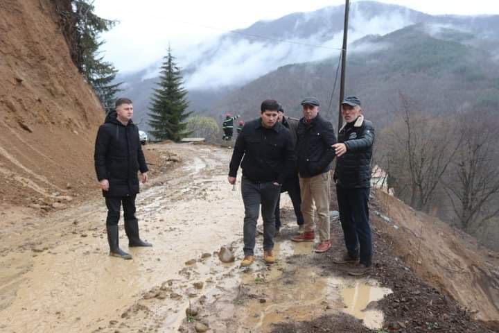 ონის მუნიციპალიტეტის სოფელ სორგითში მეწყერმა საავტომობილო გზა დააზიანა