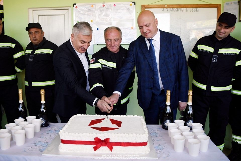 ზესტაფონელი მეხანძრე სამსახურიდან შს მინისტრის მოადგილემ და მაღალჩინოსნებმა გააცილეს