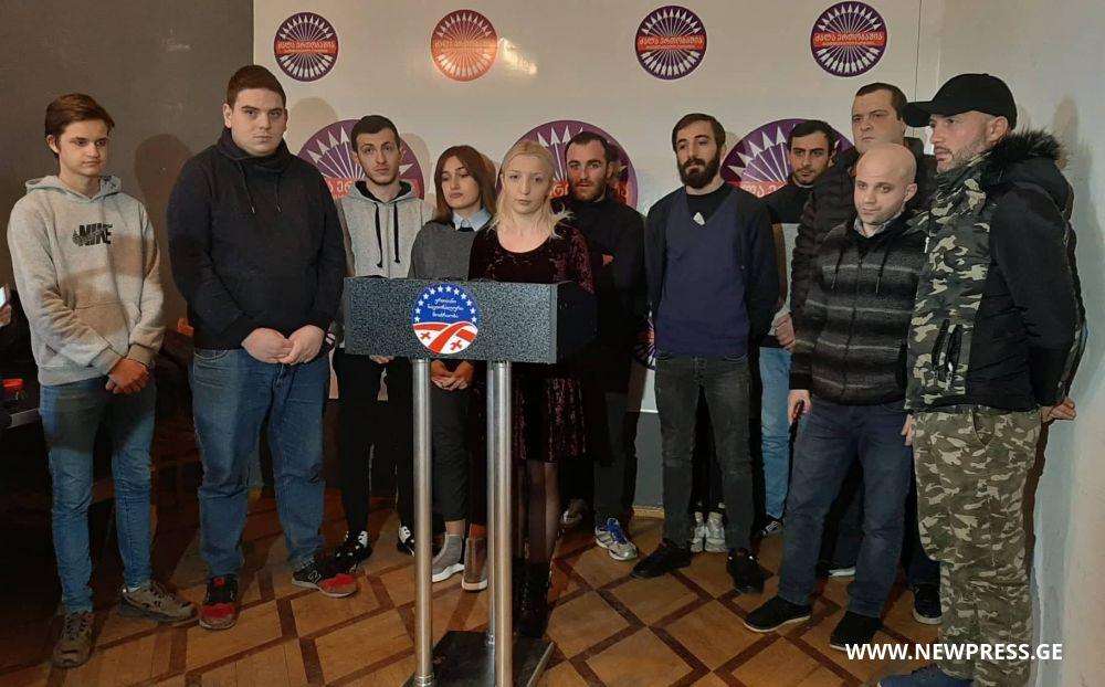 “ყველას ვერ დაგვაშინებენ”- “ნაციონალური მოძრაობის” ქუთაისის ორგანიზაციაში “შერჩევით სამართალს” აპროტესტებენ