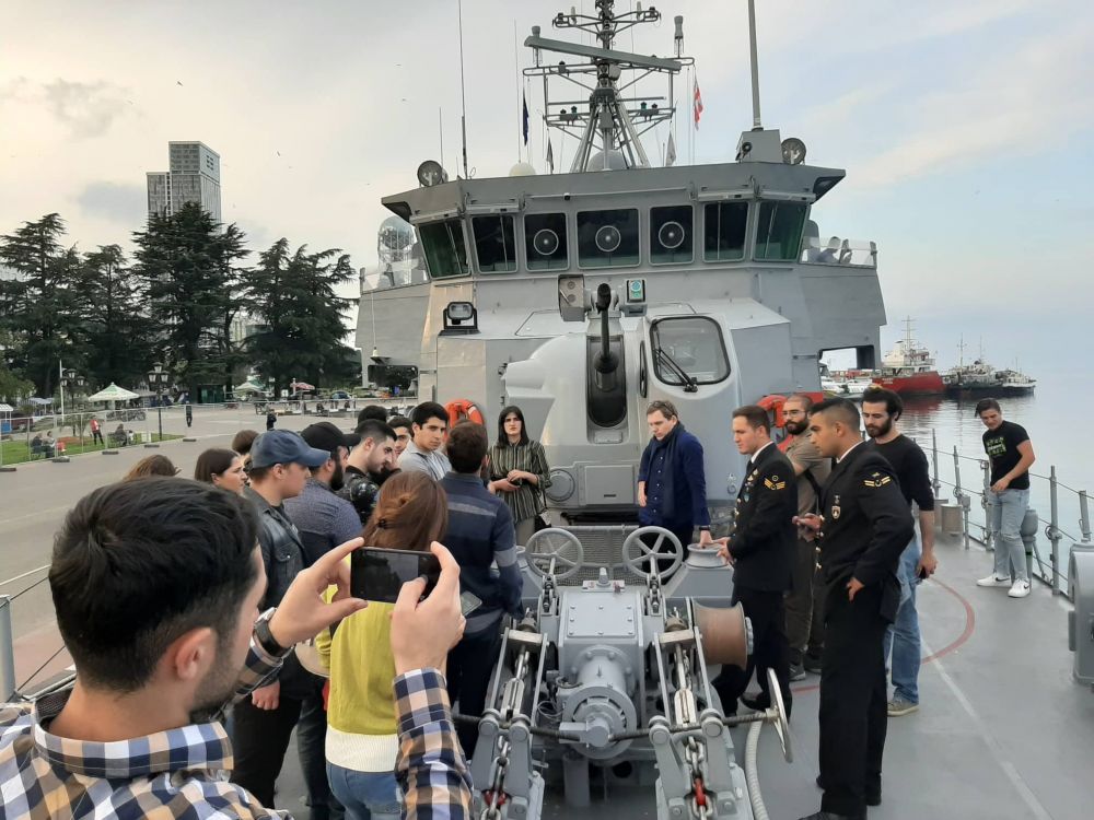 წერეთლის  უნივერსიტეტის სტუდენტებმა “ნატოს” გემები დაათვალიერეს