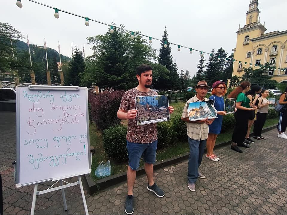 ,,ნუ მოკლავ ჭიათურას”- მდუმარე აქციის მონაწილეები ქალაქში არსებულ მდგომარეობას აპროტესტებენ