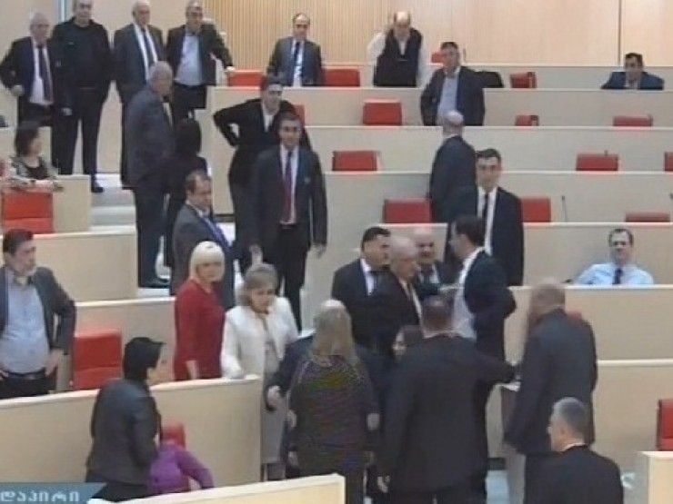 კონსტიტუციაში  ქორწინების შესახებ  შესატან ცვლილებას პარლამენტში დაპირისპირება მოყვა