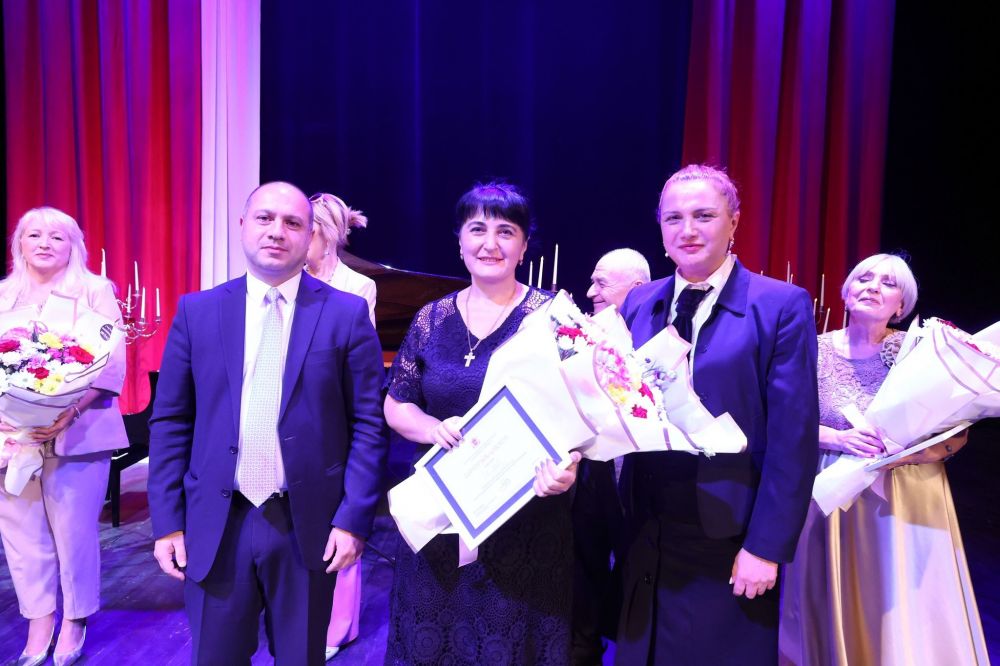 მესხიშვილის თეატრში ღვაწლმოსილი პედაგოგების დაჯილდოების ღონისძიება გაიმართა