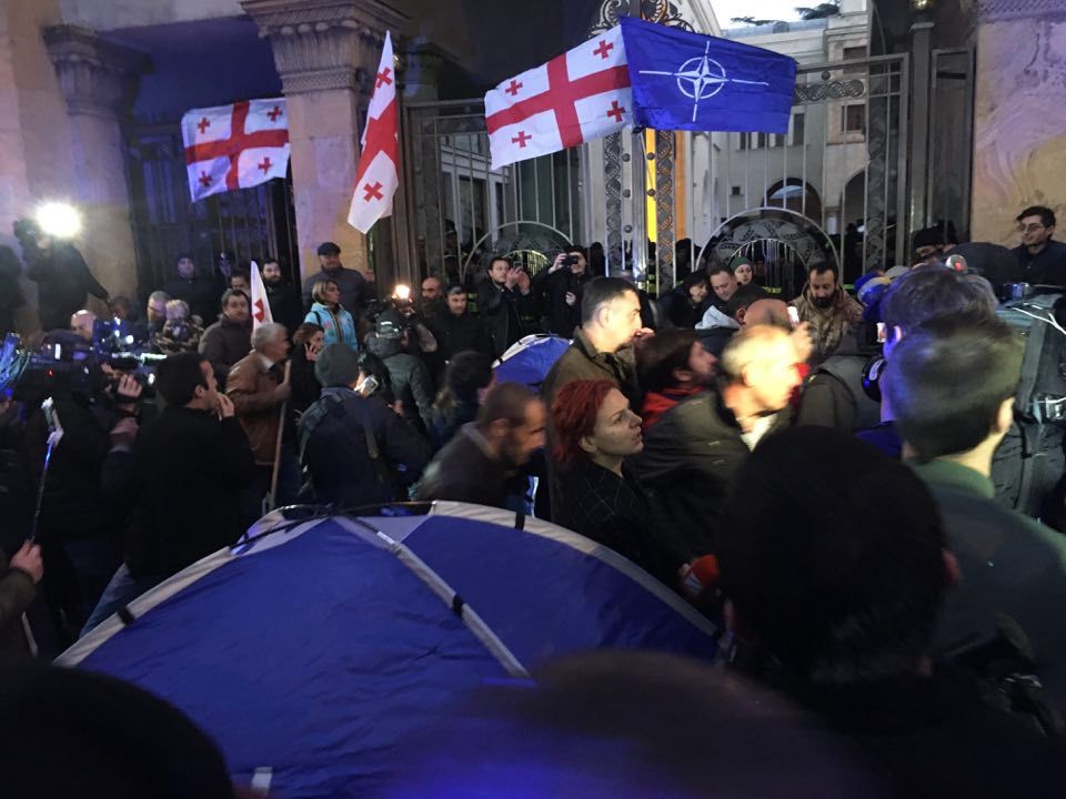 საქართველოს პარლამენტის ყველა შესასვლელი პიკეტირებულია