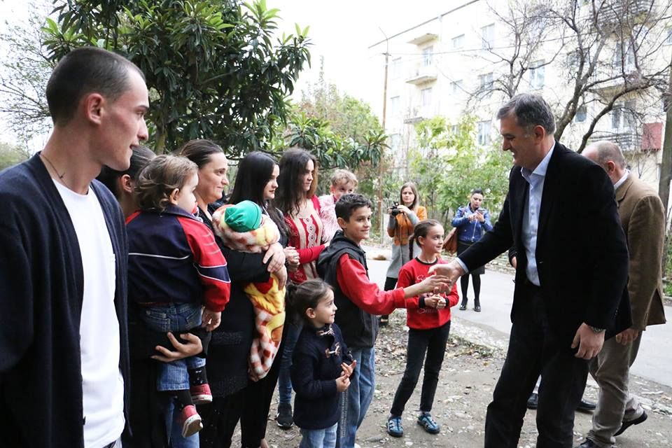დევნილ ოჯახს საოჯახო ტექნიკა, მიკროავტობუსი და საწვავის ვაუჩერი საჩუქრად გადასცეს