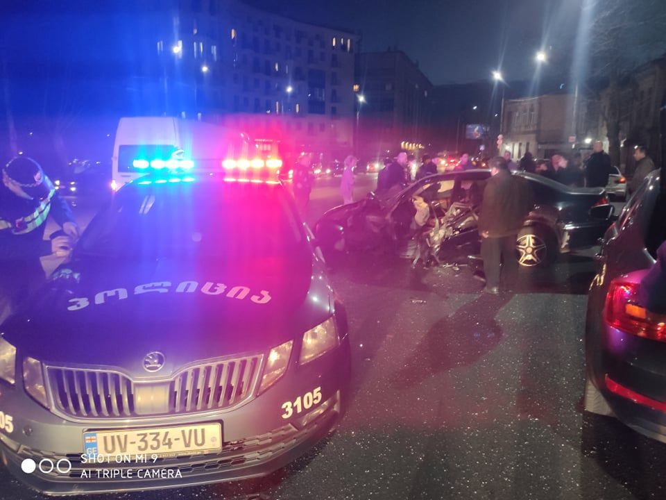 ქუთაისში ავტომობილი ტაქსს შეეჯახა, რომელში 9 ადამიანი იჯდა
