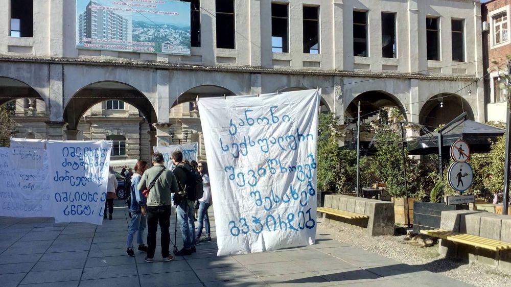 “თანასწორობა გვჭირდება” – ქუთაისში  აქცია- პერფორმანსი მიმდინარეობს [PHOTO]