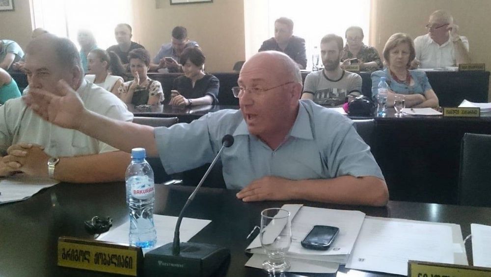 “სკვერიჭამია ხელისუფლება”- საკრებულოს წევრები ერთმანეთს დაუპირისპირდნენ